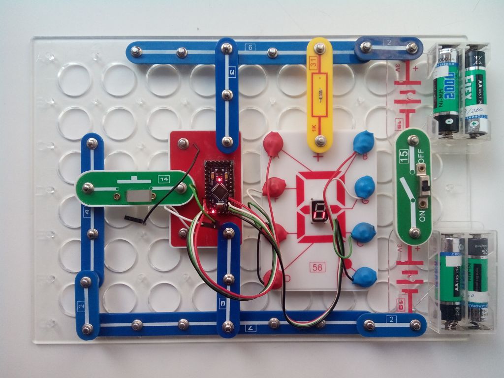 Конструктор знаток. Электронный конструктор Знаток первые шаги в электронике k060-a. Электронный конструктор Знаток семисегментный индикатор. Конструктор Знаток ардуино. Электрический конструктор Знаток радио.