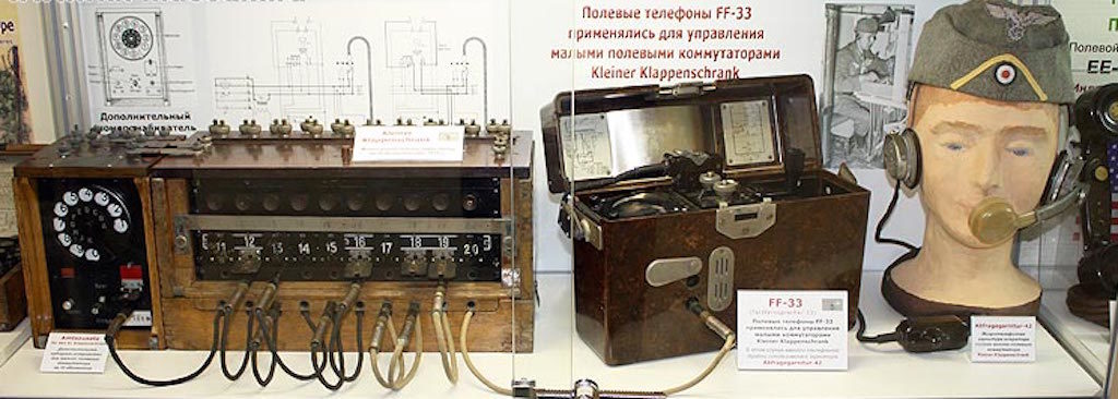 Телефон радиста. Рация связиста РККА. FF 33 полевой телефон. Полевой коммутатор вермахта. Радиостанция Телефункен 1940.