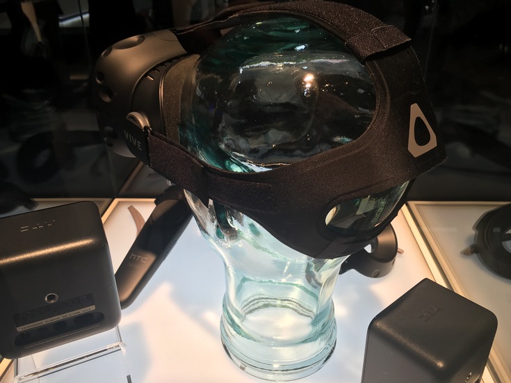 Потребительская версия гарнитуры HTC Vive, оцененная в $799, предложит встроенный телефонный сервис (фото с выставки)