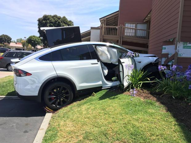 Tesla Model X врезалась в стену торгового центра, владелец утверждает, что машина ускорилась сама по себе - 2