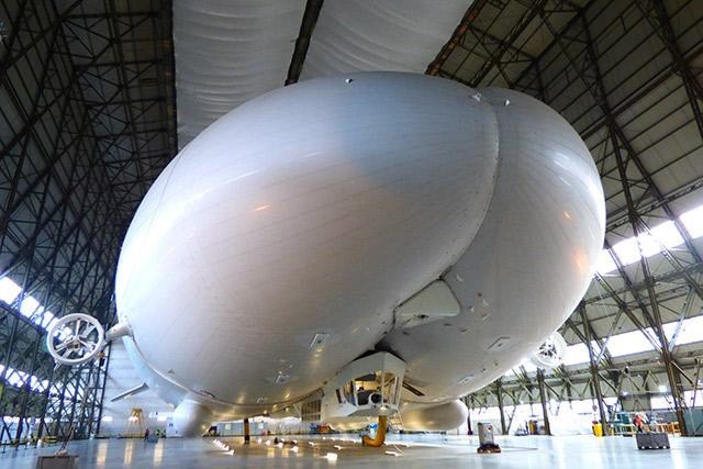 Крупнейший в мире самолёт-дирижабль Airlander 10 впервые покинул ангар - 1