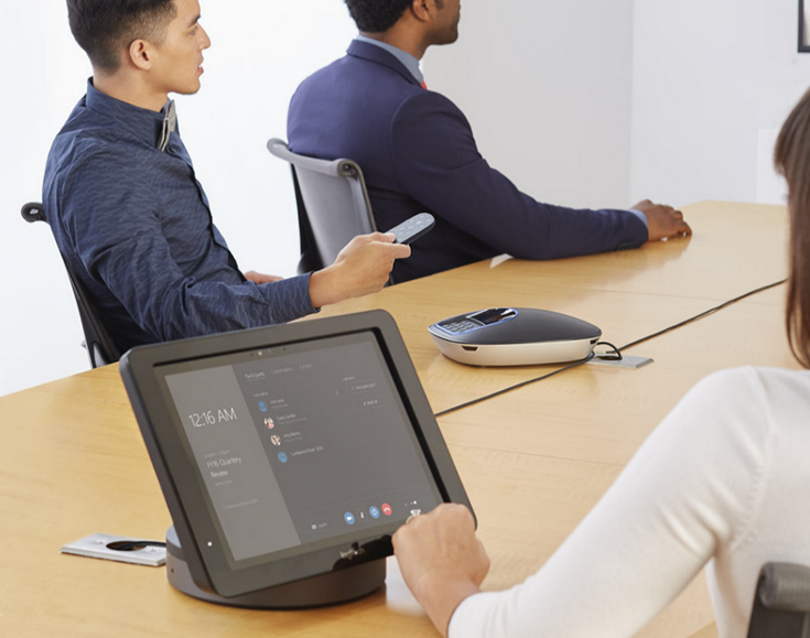 Logitech SmartDock — недешёвая док-станция для работы с сервисом Skype for Business, которая требует наличия планшета Surface Pro 4 - 1