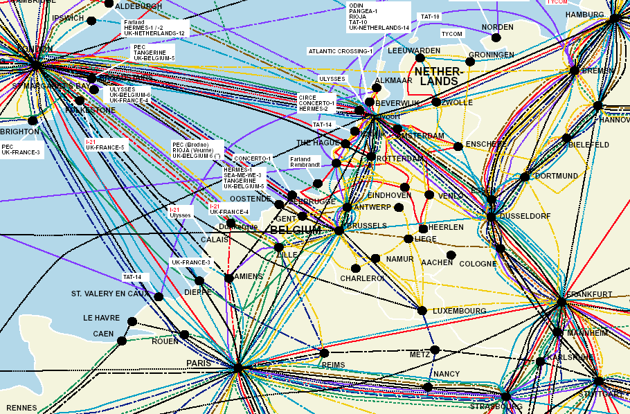 Линии интернета. Карта оптоволокна в России. Карта оптоволоконных сетей мира. Мировая карта оптических кабелей. Карта подводных оптоволоконных кабелей.