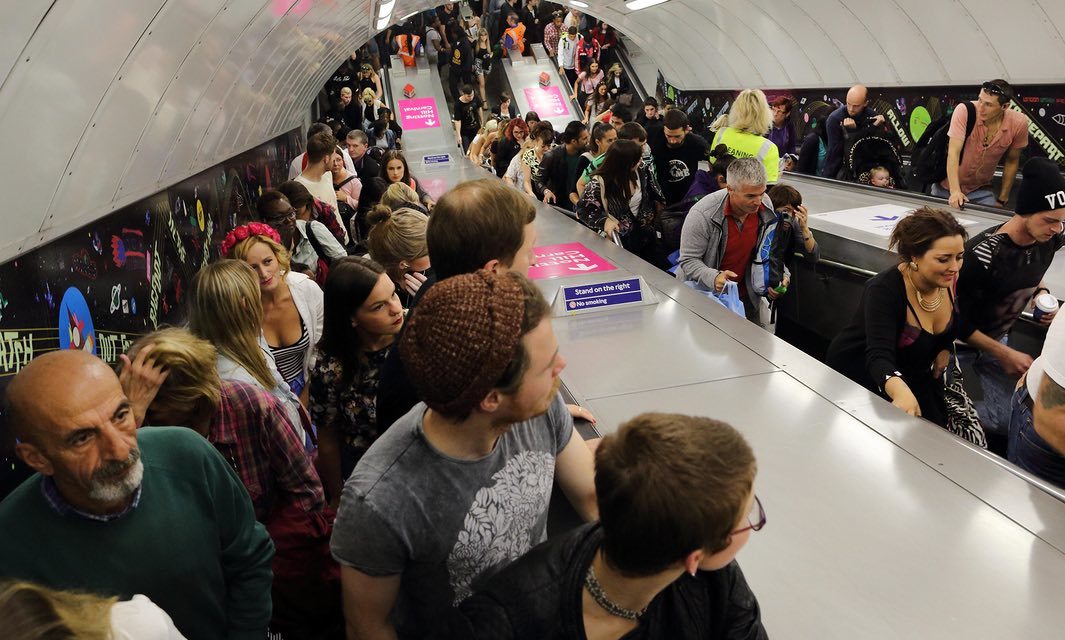 Если стоять на эскалаторе метро в два ряда, его пропускная способность увеличивается на 31% - 1