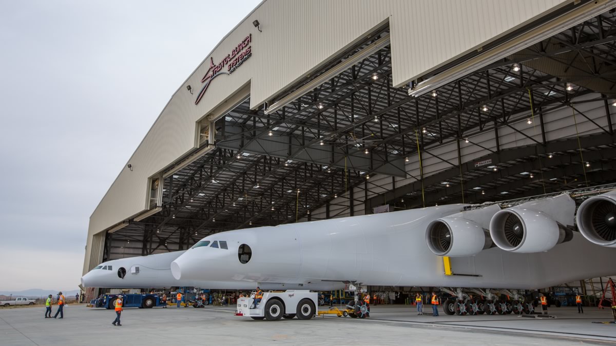 Пол Аллен впервые показал самолёт-носитель Stratolaunch для ускорения первых ступеней ракет - 4