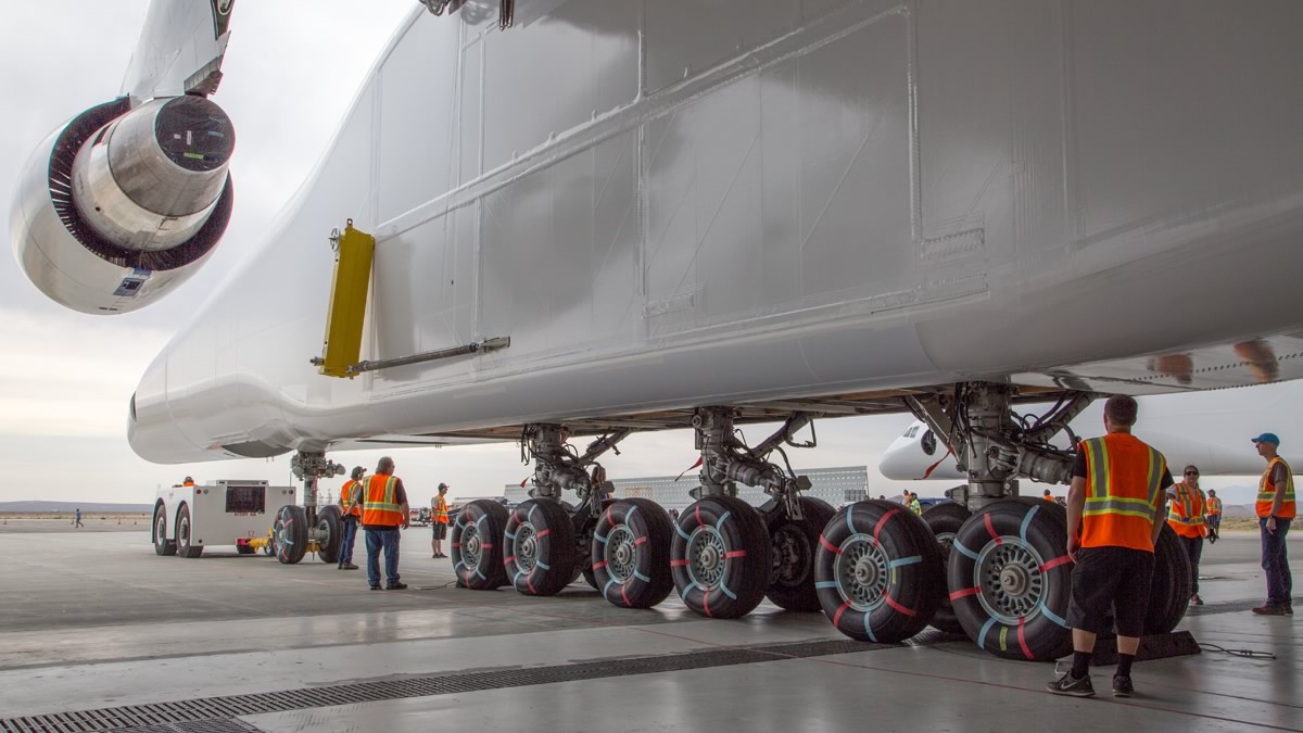 Пол Аллен впервые показал самолёт-носитель Stratolaunch для ускорения первых ступеней ракет - 7