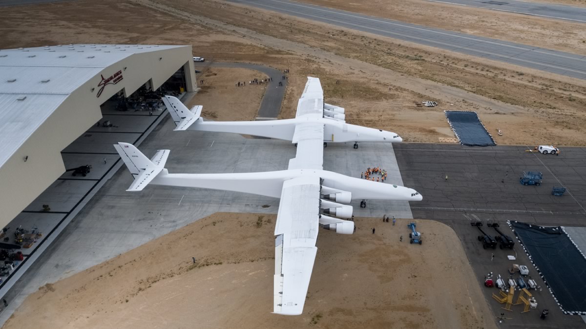 Пол Аллен впервые показал самолёт-носитель Stratolaunch для ускорения первых ступеней ракет - 1