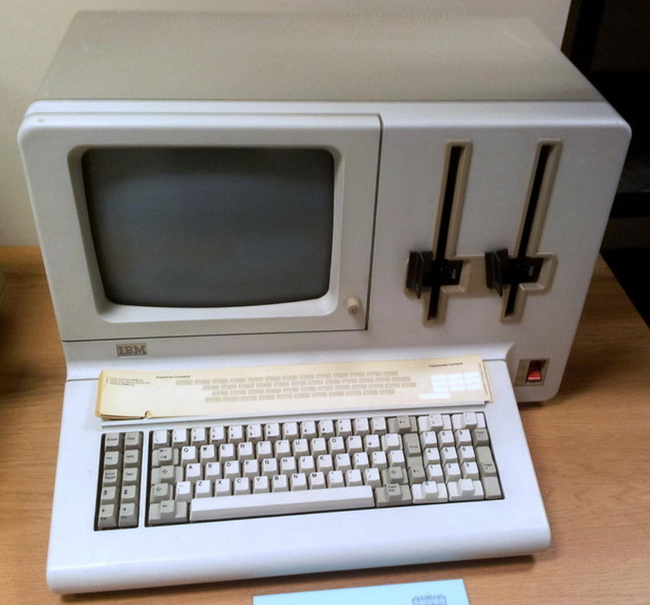 Первый массовый персональный компьютер. IBM-707 компьютер. Компьютер IBM PC. Компьютер IBM 2330. IBM PC 1981.