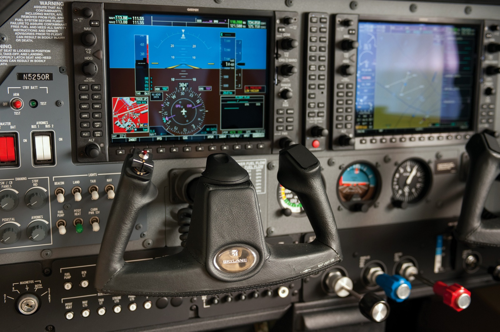 Управление самолетом. Авиатренажере Cessna 172. Авиатренажер Cessna. Cessna 172s Cockpit. Cessna 172 Cockpit.