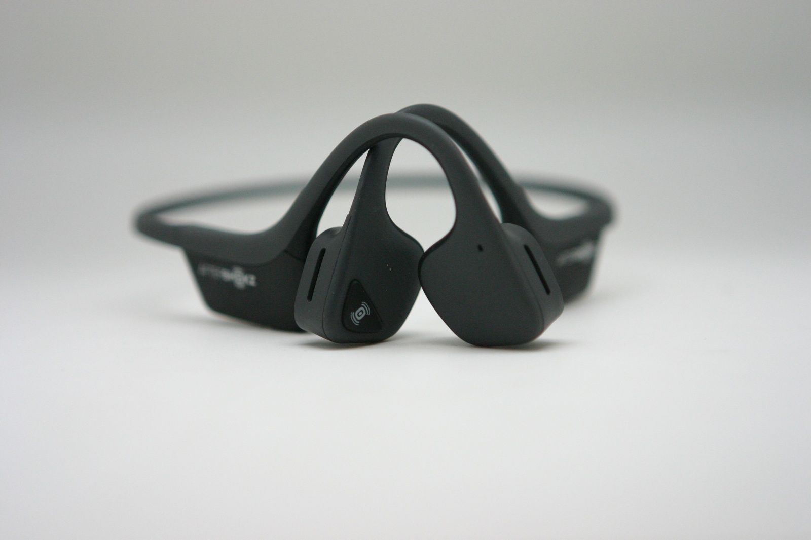 Беспроводные наушники aftershokz trekz air grey. Наушники AFTERSHOKZ Trekz Air. AFTERSHOKZ Trekz Air Titanium. Наушники костной проводимости AFTERSHOKZ a5660. Bluetooth наушники AFTERSHOKZ model a5500.