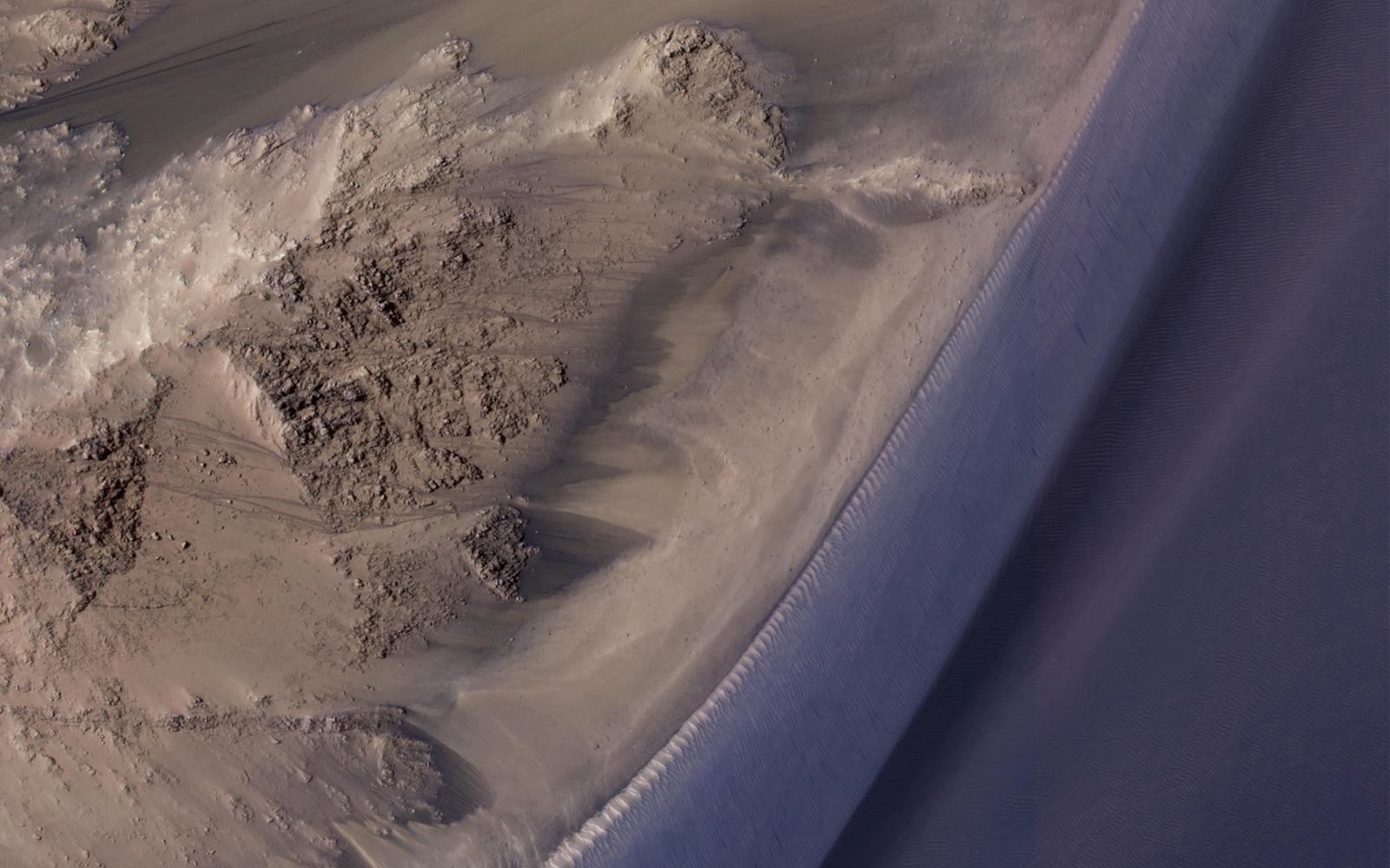 Следы потоков воды на Марсе — просто песчаные оползни - 1