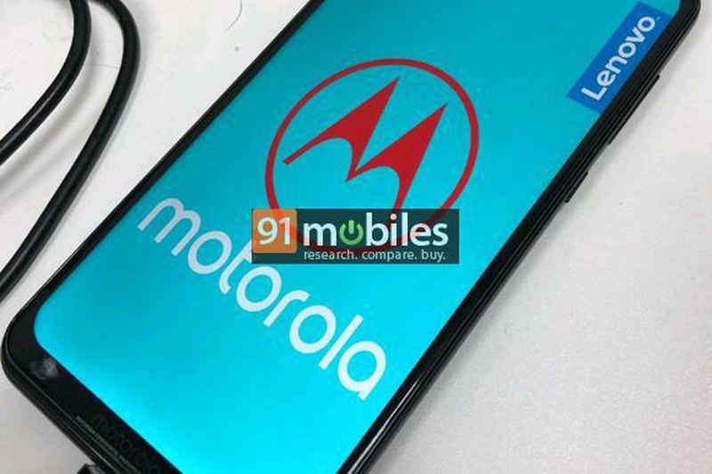 Смартфон Motorola One Power показали на рендере и «живом» фото