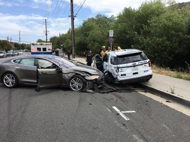 Tesla на автопилоте атаковала полицейскую машину