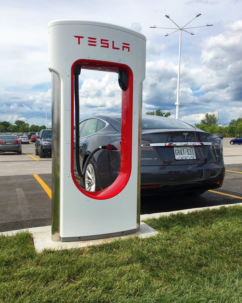 Tesla запустила десятитысячную зарядку Supercharger