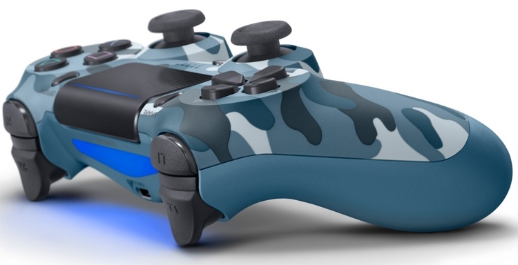 Трио PlayStation-контроллеров Dualshock 4 в оригинальном исполнении