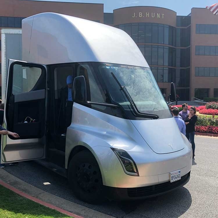 Электрогрузовик Tesla Semi проделал путешествие по всей стране «в одиночку»