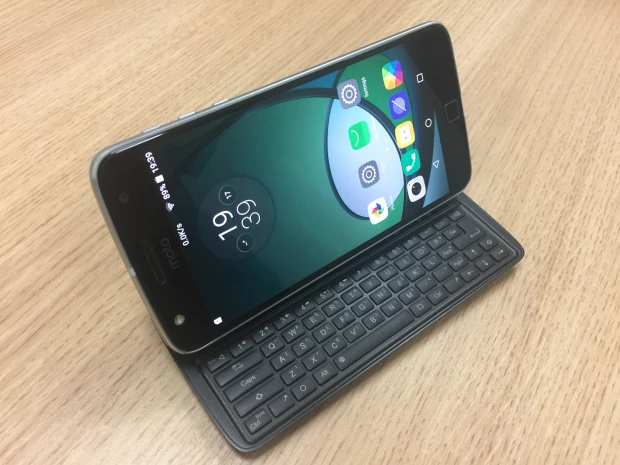 https://www.ixbt.com/news/2017/05/01/physical-keyboard-mod-moto-z-indiegogo-100-000.html