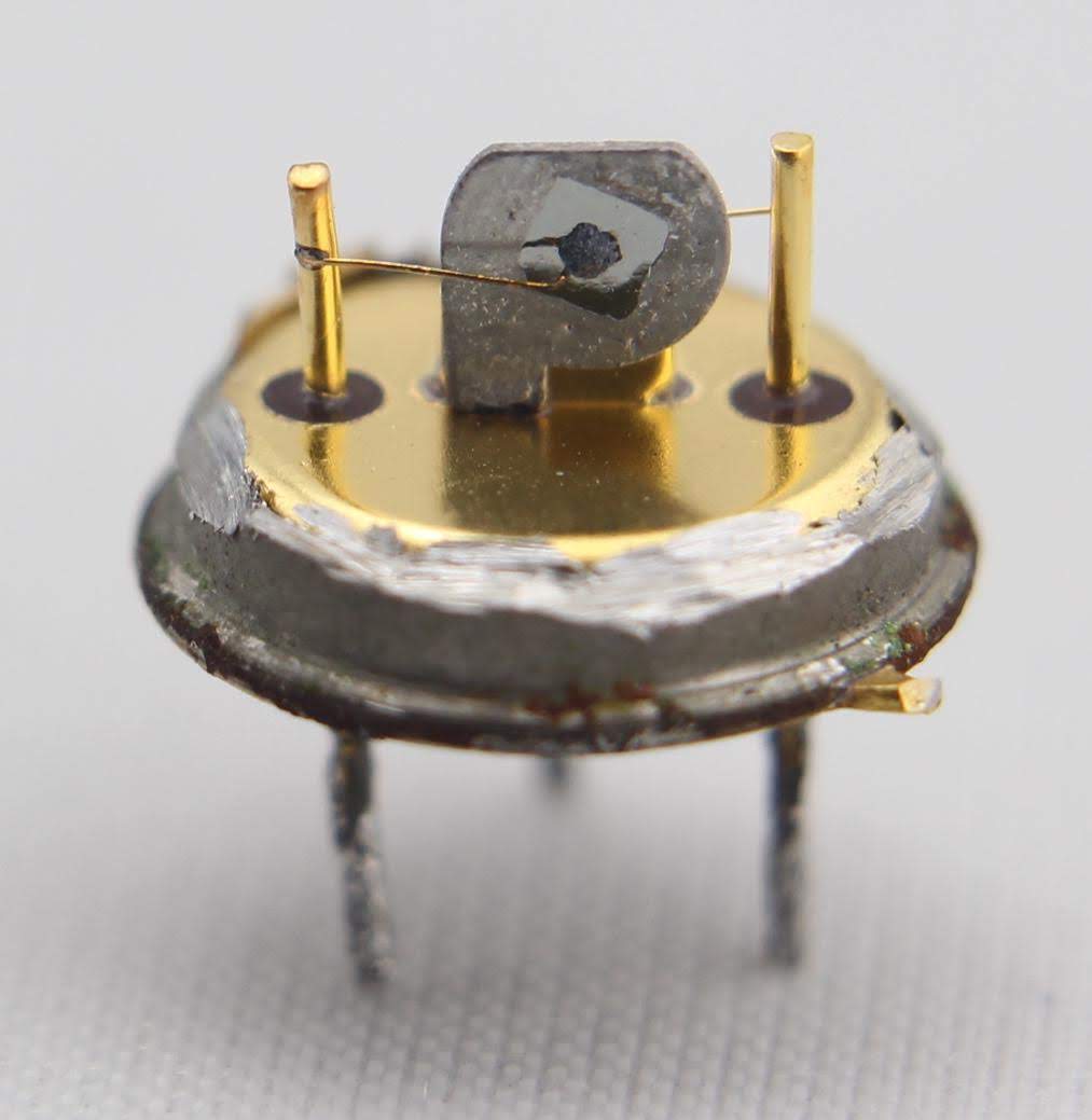 Германиевые транзисторы. Биполярный транзистор германиевый. Первый германиевый транзистор. Германиевые транзисторы NPN. Твистед транзистор.