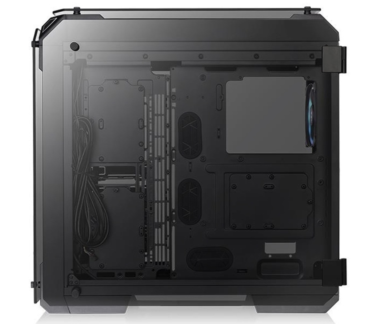 Корпус Thermaltake View 71 Tempered Glass RGB Plus поддерживает платы E-ATX