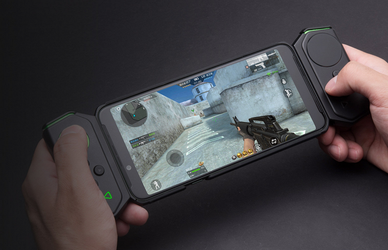 Представлен игровой смартфон Xiaomi Black Shark 2: 10 ГБ ОЗУ, настраиваемая подсветка, геймпад в комплекте