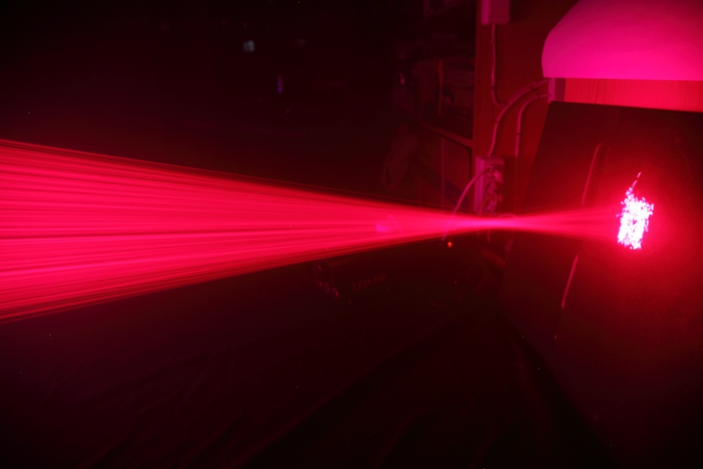 Источник света лазер. Красный лазер (620-740 НМ). Лазер красный Луч. Лазерный излучатель. Излучатель лазера.