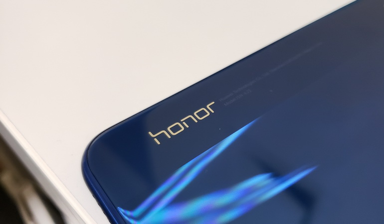 Смартфон Honor V20 получит не только 3D-камеру, но и дырявый экран