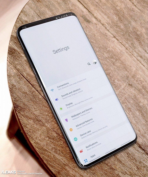 Фото дня: флагманский смартфон Samsung Galaxy S10+ в рабочем состоянии