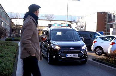 Ford хочет научить самоуправляемые автомобили общаться с окружающими на «языке света»