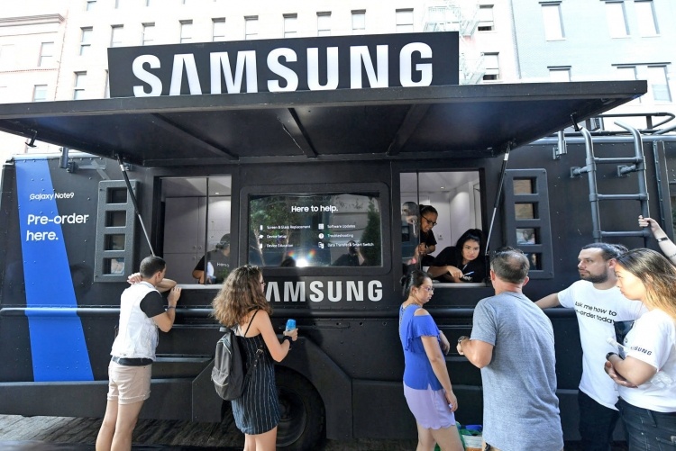 Вместе с анонсом Galaxy S10 компания Samsung откроет в США три магазина