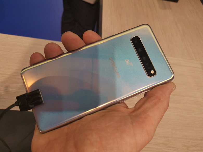 Стартовали продажи Samsung Galaxy S10, пока в одной стране мира. Флагман Samsung Galaxy S10 5G красуется на первых живых фотографиях