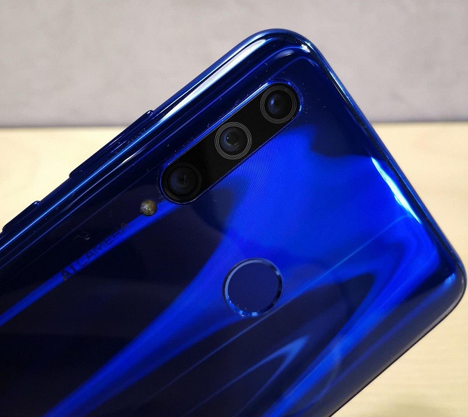 Honor 10i оказался совершенно новым смартфоном. Первые живые фото и характеристики