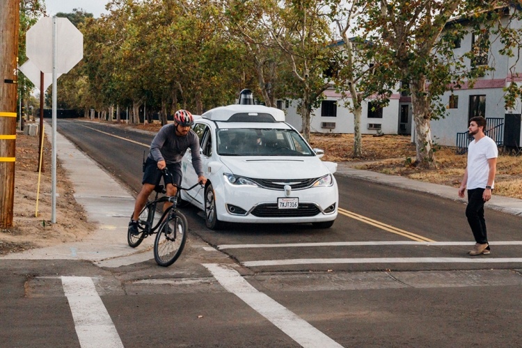 Видео: робомобиль Waymo распознаёт детей и прогнозирует поведение велосипедистов