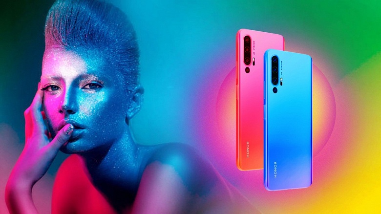 С четверной камерой наголо и с экраном без всяких вырезов. Honor 20 Pro позирует на красочных рекламных постерах