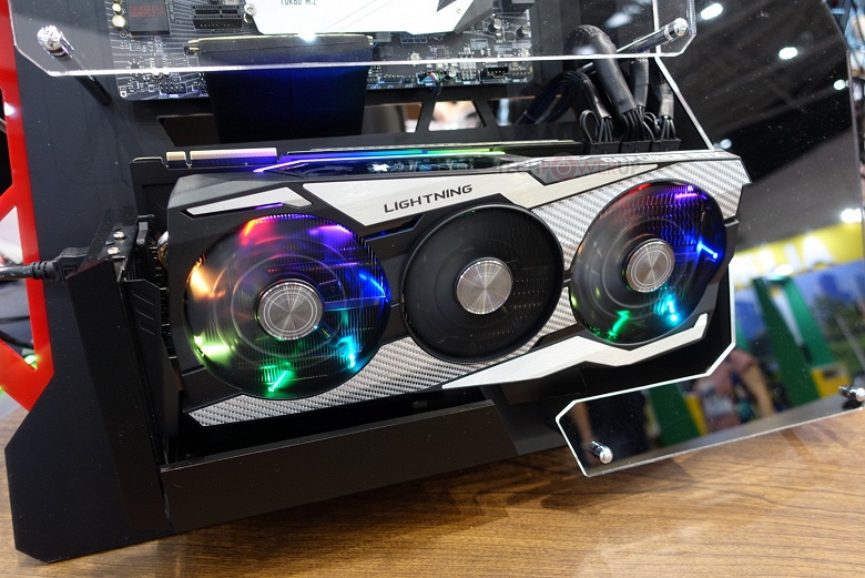 Фотогалерея дня: огромная видеокарта MSI GeForce RTX 2080 Ti Lightning 10th Anniversary