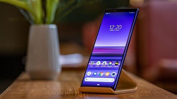 Никаких скидок, но есть подарки. Вытянутый флагман Sony Xperia 1 появился в продаже в Европе