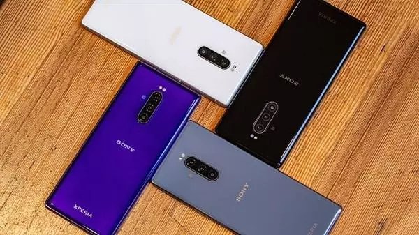 Никаких скидок, но есть подарки. Вытянутый флагман Sony Xperia 1 появился в продаже в Европе