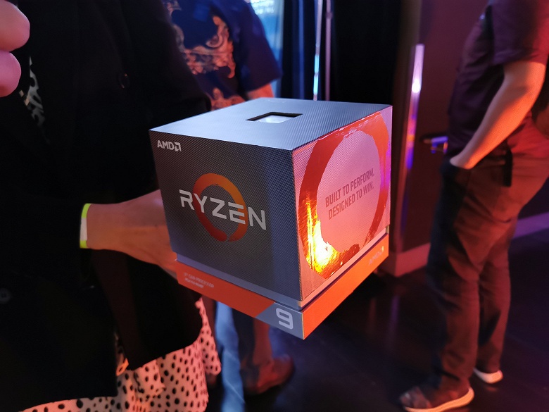 Фотогалерея дня: упаковка 16-ядерного процессора AMD Ryzen 9 3950X