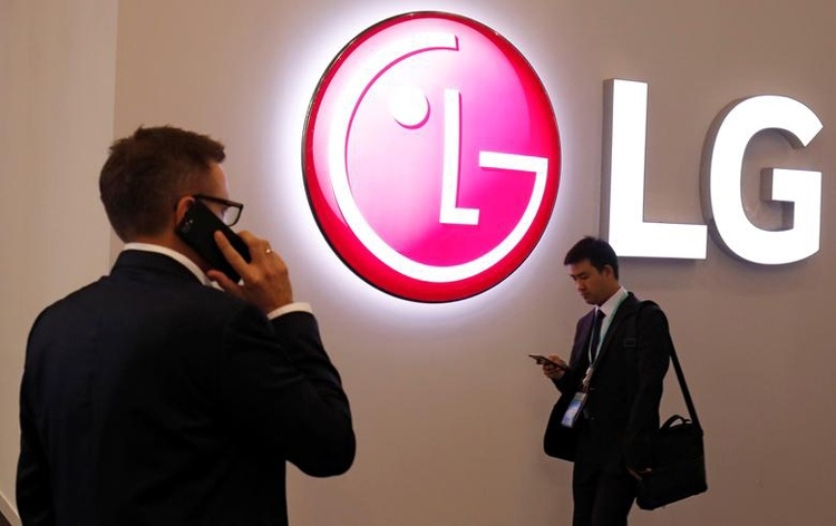 LG проектирует смартфон с «дырявым» дисплеем