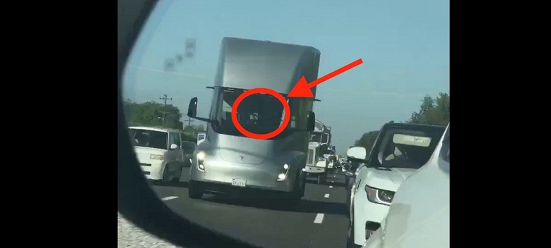 Видео дня: грузовик Tesla Semi едет по шоссе без водителя за рулём