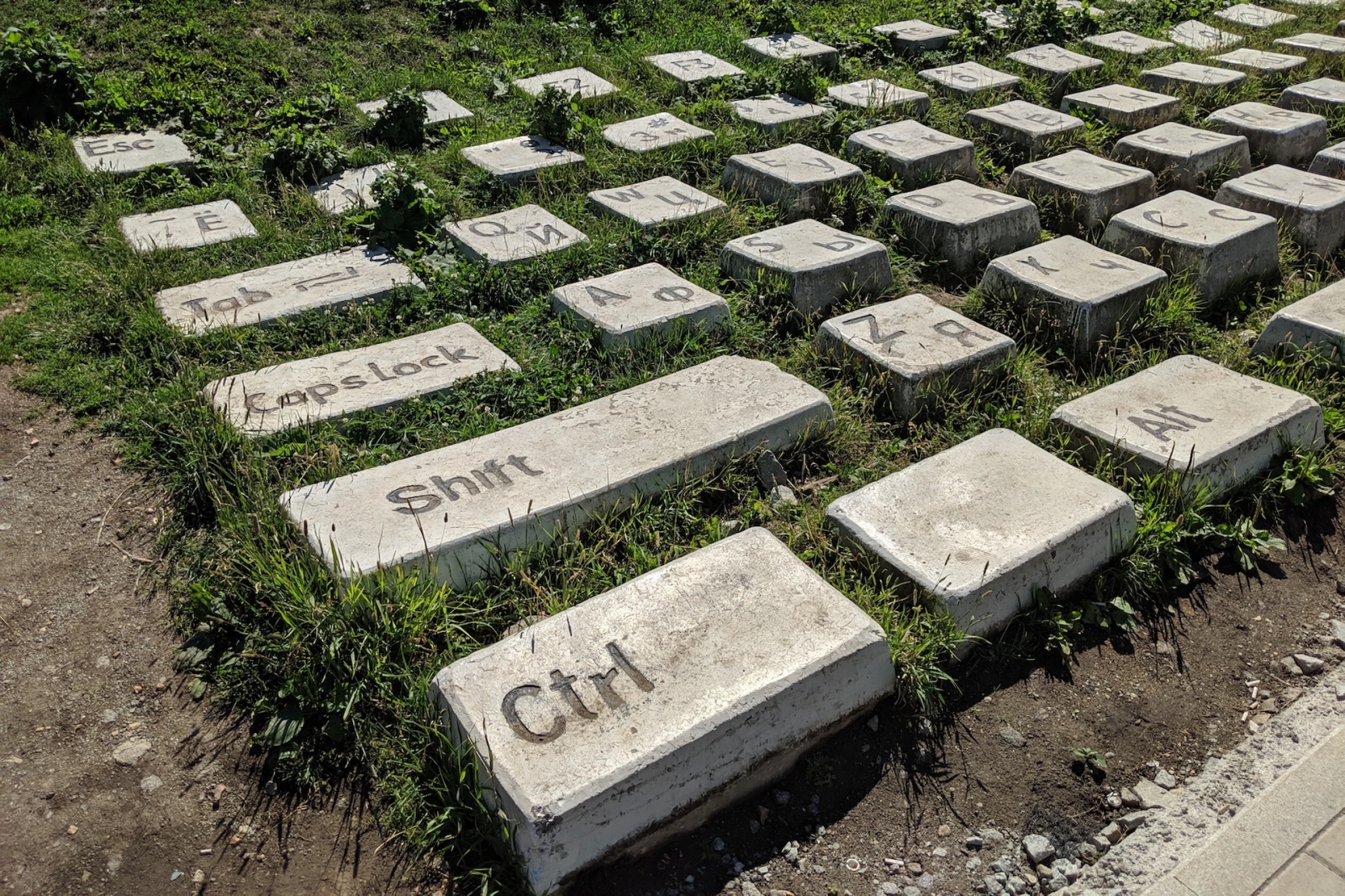 Памятник клавиатуре екатеринбург. Памятник клавиатуре QWERTY Monument. Памятник клавиатуре г.Екатеринбург. Анатолий Вяткин памятник клавиатуре. Памятник клавиатуре в Екатеринбурге на Плотинке.