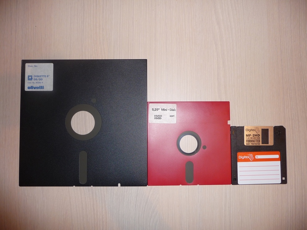 Диск 1 какой. Дискеты 8 дюймов 5,25 дюймов. Флоппи-диск 5.25. Floppy Disk 8 дюймов. Магнитные дискеты 5.25.