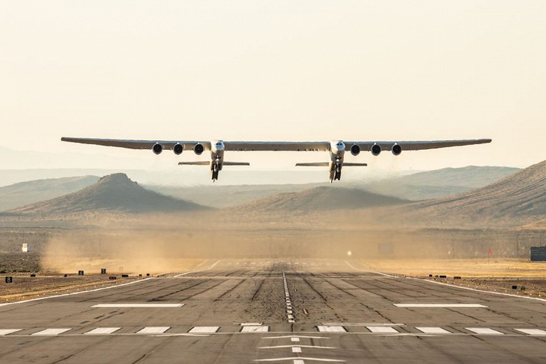 Гигантский самолёт-носитель Stratolaunch получил вторую жизнь