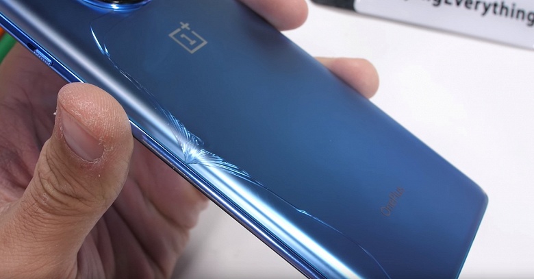 Когда большое отверстие — это плохо. OnePlus 7T провалил тест на прочность