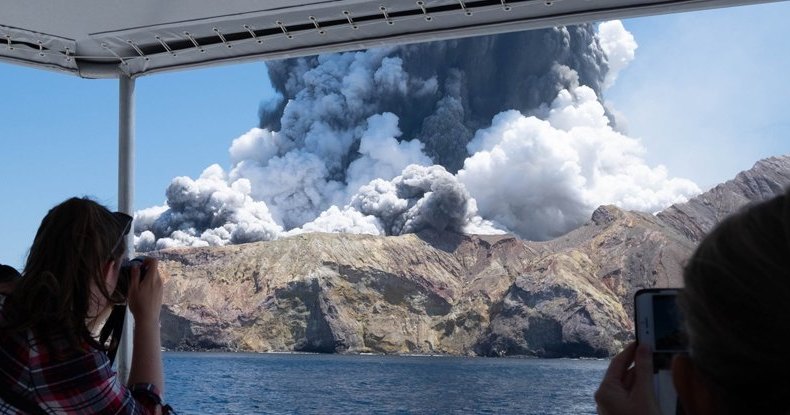 Колоссальное извержение вулкана в Новой Зеландии сняли на видео