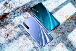 12 ГБ, 120 Гц и 5G по очень привлекательной цене. Realme X50 5G Master Edition позирует вживую