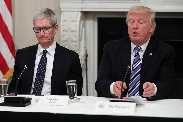 Мы вам постоянно помогаем, а вы… Трамп обиделся на Apple