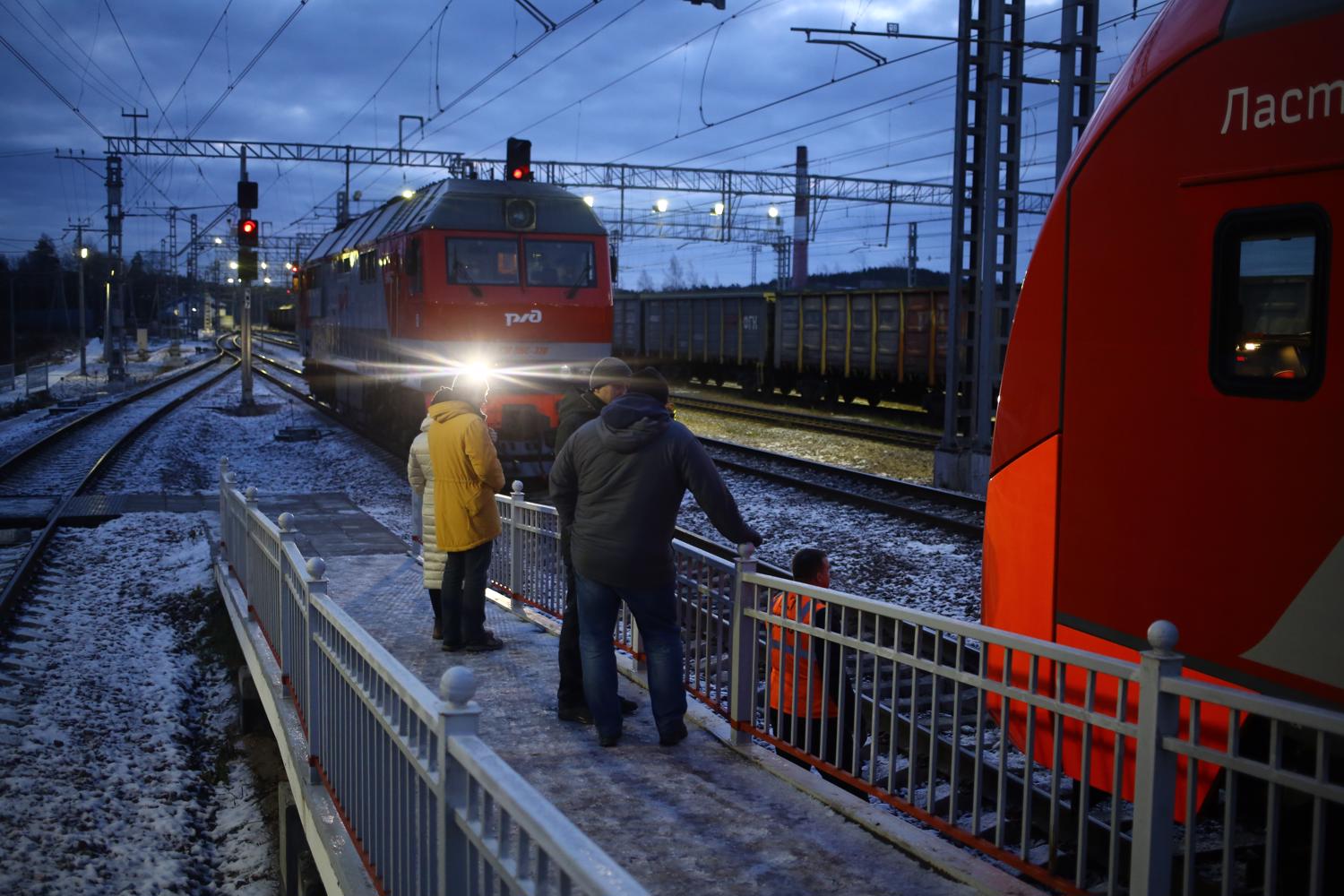 Поезд едет в городе. Вам поезда. Проходящий поезд. 926ы ретропоезд. Вокзал Сортавала два поезда Ласточка и паровоз.