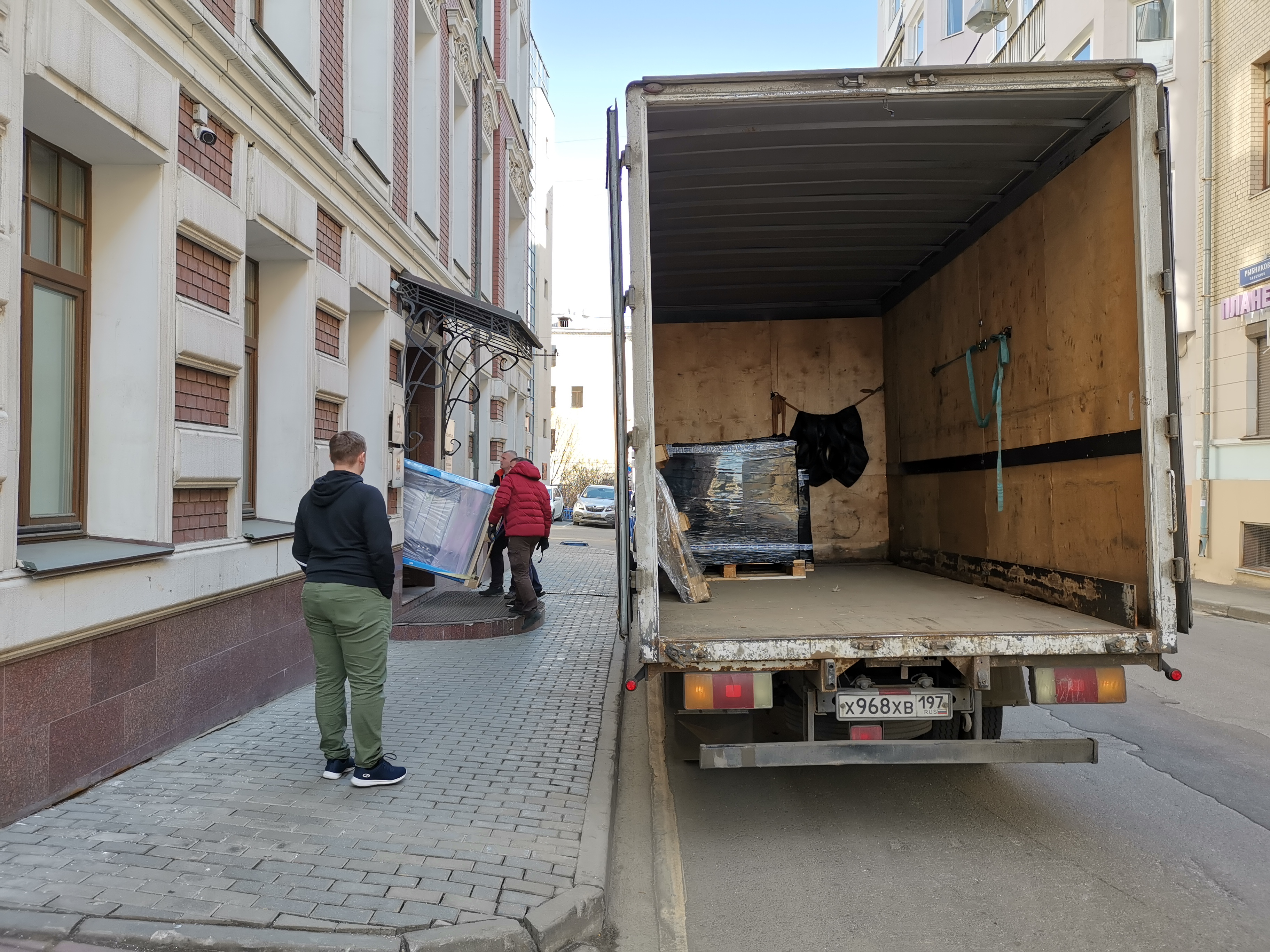 Затащить серверные стойки в неприспособленный под это офис - само по себе нетривиальная задача