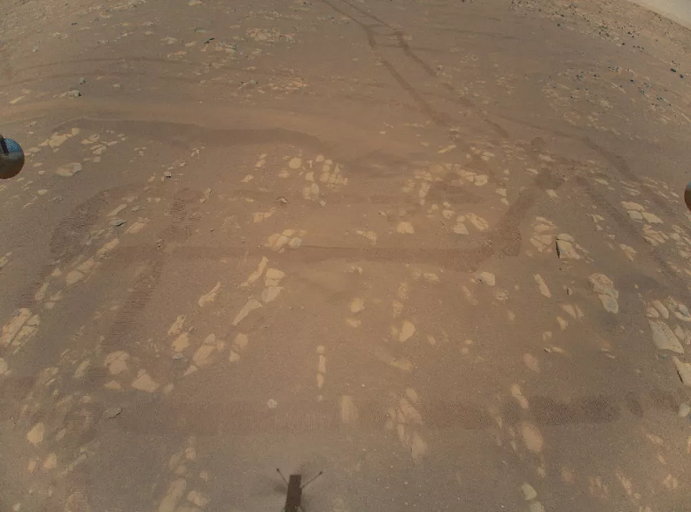 Первое цветное фото Марса, сделанное вертолётом Ingenuity: эпичный снимок следов марсохода Perseverance