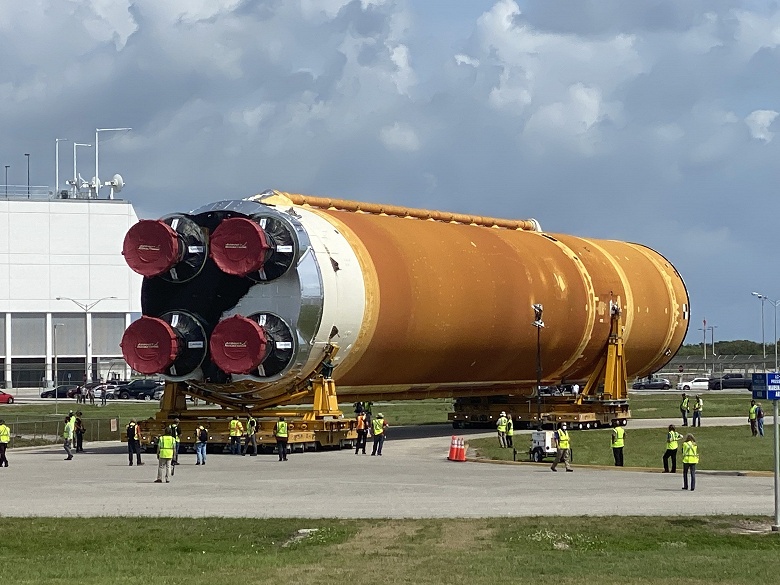 Фотогалерея дня: сверхтяжёлая ракета NASA прибыла во Флориду для лунной миссии «Артемида-1» 